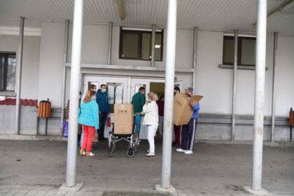 Parohia „Sf. Filofteia“ din Brăila sprijină semenii nevoiaşi şi unităţile medicale – fotografia 20