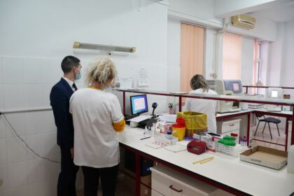 Elevii seminarişti gălăţeni au donat sânge pentru semenii lor din spitale – fotografia 9