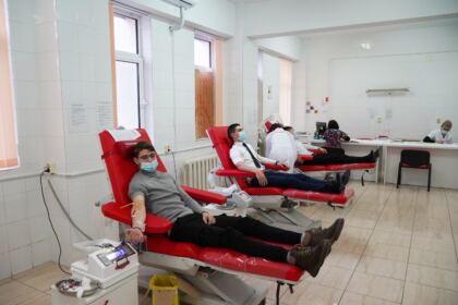 Elevii seminarişti gălăţeni au donat sânge pentru semenii lor din spitale – fotografia 17