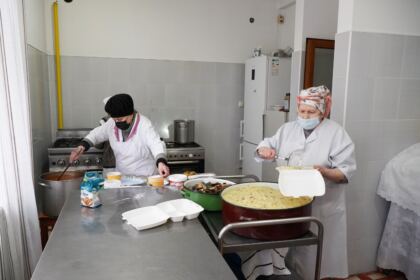Activităţi social-filantropice pentru semenii nevoiaşi la parohia „Sf. Antonie“ din Brăila – fotografia 2