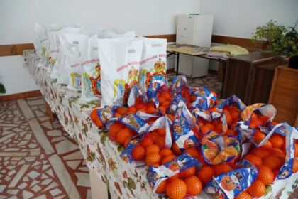 Activităţi social-filantropice pentru semenii nevoiaşi la parohia „Sf. Antonie“ din Brăila – fotografia 3