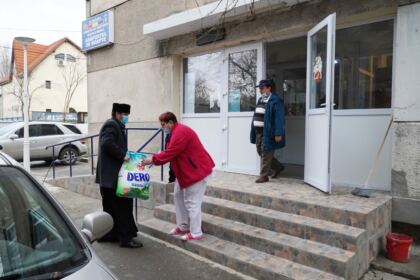 Activităţi social-filantropice pentru semenii nevoiaşi la parohia „Sf. Antonie“ din Brăila – fotografia 6
