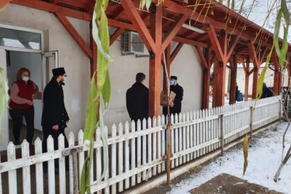 Ierarhul Dunării de Jos a trimis daruri la Centrul Medico-Social din localitatea Pechea, judeţul Galaţi – fotografia 9