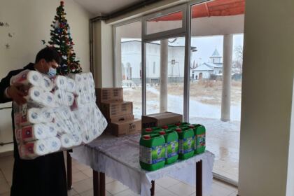 Ierarhul Dunării de Jos a trimis daruri la Centrul Medico-Social din localitatea Pechea, judeţul Galaţi – fotografia 12
