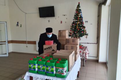 Ierarhul Dunării de Jos a trimis daruri la Centrul Medico-Social din localitatea Pechea, judeţul Galaţi – fotografia 13
