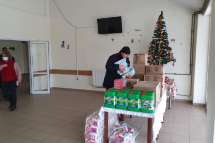 Ierarhul Dunării de Jos a trimis daruri la Centrul Medico-Social din localitatea Pechea, judeţul Galaţi – fotografia 14
