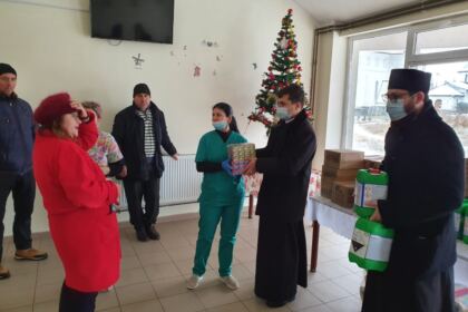 Ierarhul Dunării de Jos a trimis daruri la Centrul Medico-Social din localitatea Pechea, judeţul Galaţi – fotografia 15