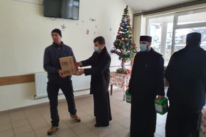 Ierarhul Dunării de Jos a trimis daruri la Centrul Medico-Social din localitatea Pechea, judeţul Galaţi – fotografia 16