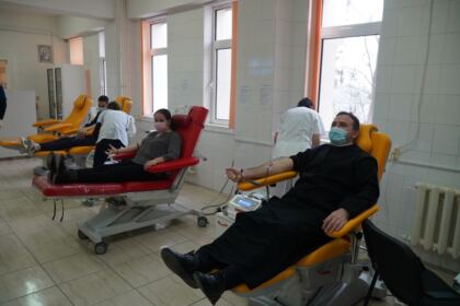 Acţiune de donare de sânge a preoţilor şi credincioşilor din Tecuci – fotografia 10