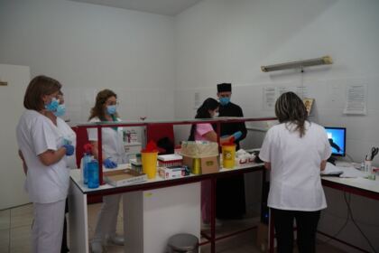 Acţiune de donare de sânge a preoţilor şi credincioşilor din Tecuci – fotografia 12