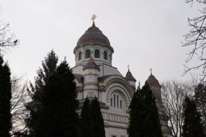 Elevii seminarişti gălăţeni l-au omagiat astăzi pe poetul naţional Mihai Eminescu – fotografia 1