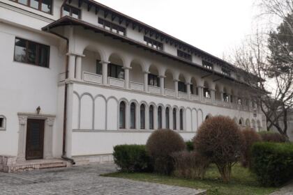 Elevii seminarişti gălăţeni l-au omagiat astăzi pe poetul naţional Mihai Eminescu – fotografia 2