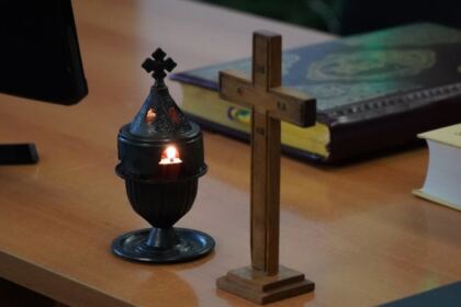 Elevii seminarişti gălăţeni l-au omagiat astăzi pe poetul naţional Mihai Eminescu – fotografia 3