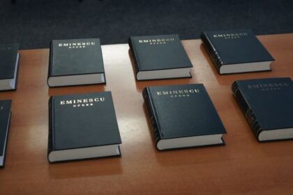 Elevii seminarişti gălăţeni l-au omagiat astăzi pe poetul naţional Mihai Eminescu – fotografia 4