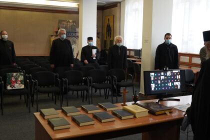 Elevii seminarişti gălăţeni l-au omagiat astăzi pe poetul naţional Mihai Eminescu – fotografia 10