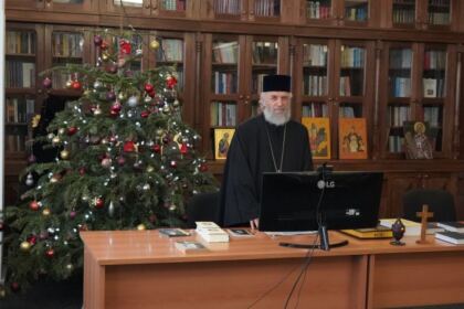 Elevii seminarişti gălăţeni l-au omagiat astăzi pe poetul naţional Mihai Eminescu – fotografia 11
