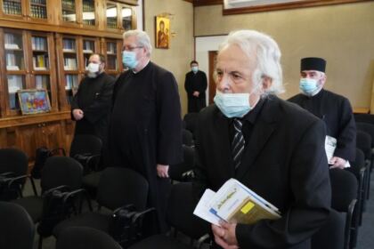 Elevii seminarişti gălăţeni l-au omagiat astăzi pe poetul naţional Mihai Eminescu – fotografia 12