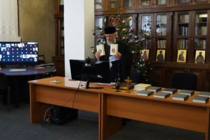 Elevii seminarişti gălăţeni l-au omagiat astăzi pe poetul naţional Mihai Eminescu – fotografia 13