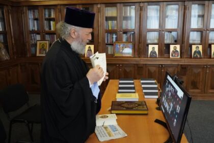Elevii seminarişti gălăţeni l-au omagiat astăzi pe poetul naţional Mihai Eminescu – fotografia 14
