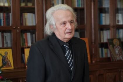 Elevii seminarişti gălăţeni l-au omagiat astăzi pe poetul naţional Mihai Eminescu – fotografia 19
