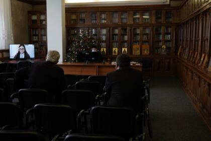 Elevii seminarişti gălăţeni l-au omagiat astăzi pe poetul naţional Mihai Eminescu – fotografia 24