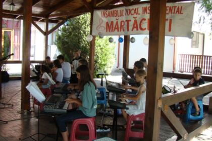 Bucurii pentru copiii din mica localitate Mărtăceşti – fotografia 4