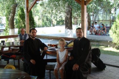 Bucurii pentru copiii din mica localitate Mărtăceşti – fotografia 9