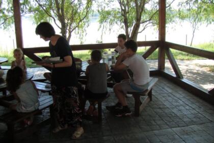 Bucurii pentru copiii din mica localitate Mărtăceşti – fotografia 10