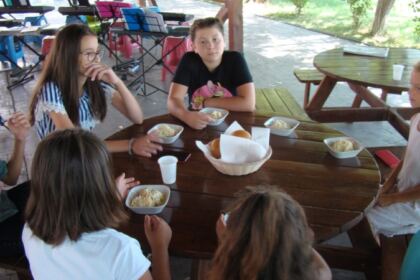 Bucurii pentru copiii din mica localitate Mărtăceşti – fotografia 11