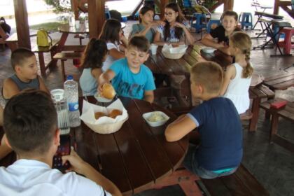 Bucurii pentru copiii din mica localitate Mărtăceşti – fotografia 12