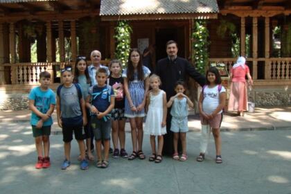 Bucurii pentru copiii din mica localitate Mărtăceşti – fotografia 16