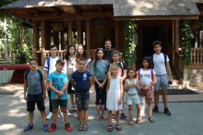 Bucurii pentru copiii din mica localitate Mărtăceşti – fotografia 17
