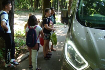 Bucurii pentru copiii din mica localitate Mărtăceşti – fotografia 18