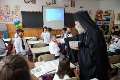 Elevii seminarişti gălăţeni au primit daruri din partea ierarhului Dunării de Jos – fotografia 8