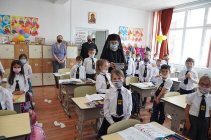 Elevii seminarişti gălăţeni au primit daruri din partea ierarhului Dunării de Jos – fotografia 9