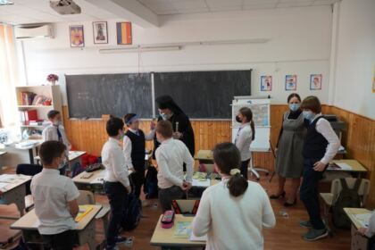 Elevii seminarişti gălăţeni au primit daruri din partea ierarhului Dunării de Jos – fotografia 12