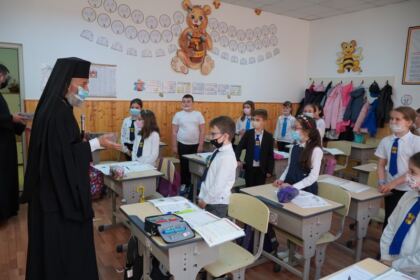 Elevii seminarişti gălăţeni au primit daruri din partea ierarhului Dunării de Jos – fotografia 13