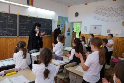 Elevii seminarişti gălăţeni au primit daruri din partea ierarhului Dunării de Jos – fotografia 14