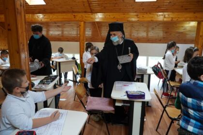 Elevii seminarişti gălăţeni au primit daruri din partea ierarhului Dunării de Jos – fotografia 16