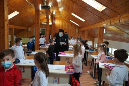 Elevii seminarişti gălăţeni au primit daruri din partea ierarhului Dunării de Jos – fotografia 17