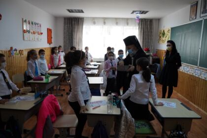 Elevii seminarişti gălăţeni au primit daruri din partea ierarhului Dunării de Jos – fotografia 19