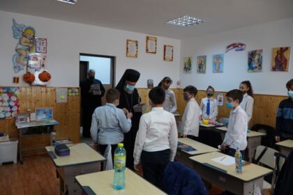 Elevii seminarişti gălăţeni au primit daruri din partea ierarhului Dunării de Jos – fotografia 20