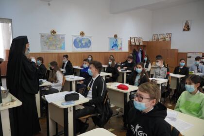 Elevii seminarişti gălăţeni au primit daruri din partea ierarhului Dunării de Jos – fotografia 25