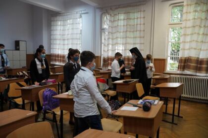 Elevii seminarişti gălăţeni au primit daruri din partea ierarhului Dunării de Jos – fotografia 27
