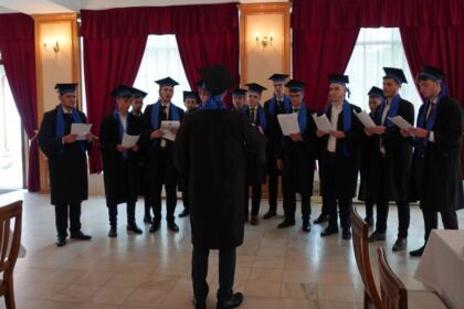 Cursul festiv al elevilor din anul terminal de la Seminarului Teologic Ortodox „Sfântul Apostol Andrei“ din Galaţi – fotografia 9