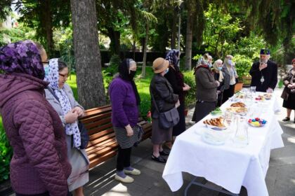 Slujire arhierească şi daruri pentru persoanele cu deficienţă de vedere în Arhiepiscopia Dunării de Jos – fotografia 27