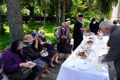 Slujire arhierească şi daruri pentru persoanele cu deficienţă de vedere în Arhiepiscopia Dunării de Jos – fotografia 37