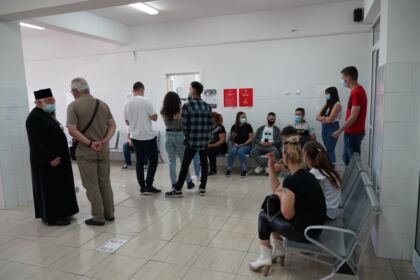 O nouă acţiune de donare de sânge a preoţilor şi tinerilor tecuceni – fotografia 15