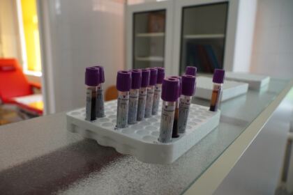 O nouă acţiune de donare de sânge a preoţilor şi tinerilor tecuceni – fotografia 17