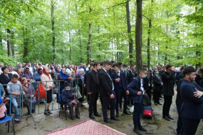 Sărbătoarea Preasfintei Treimi în pădurea Buciumenilor – fotografia 16